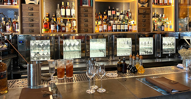 I baren finns ett brett urval av  bland annat whisky, rom och gin från hela världen.